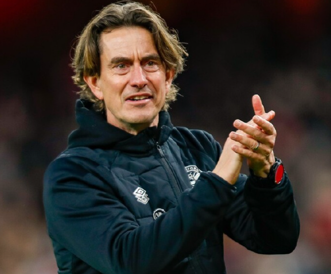 热刺帅位风波：弗兰克面临挑战，俱乐部力挺待转机